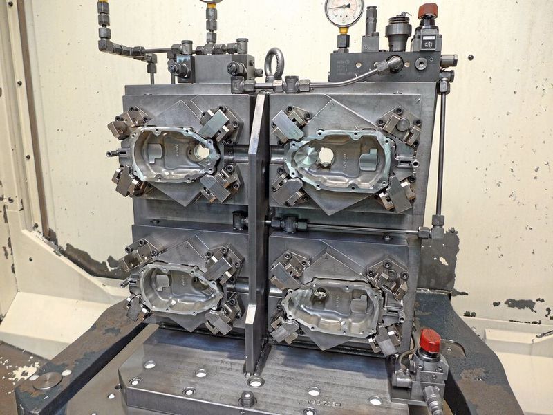 Auf einen Sreich: Dank der individuell konstruierten Vierfach-Spannvorrichtung werden die Gehäusedeckel aus Aluminium ein einem Ablauf komplett bearbeitet. (Ingersoll)