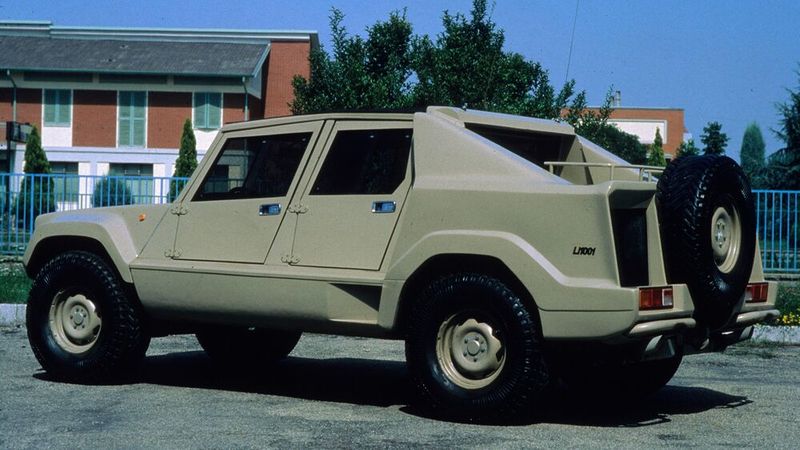Abgesehen von den Herausforderungen bei der Kühlung war es vor allem die ungünstige Hecklastigkeit, die dem LM001, ebenso wie seinem Vorgänger, einen Erfolg vereitelte. (Bild: Lamborghini)