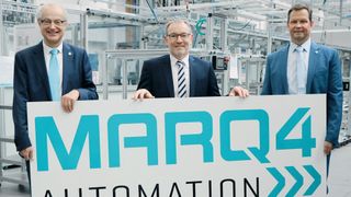 Firmenschild zur Neugründung: Dr. Harald Marquardt (links) und Produktionsvorstand Jochen Becker (rechts), gratulieren Harald Berchtold, Geschäftsführer der MARQ4 Automation GmbH, zur Neugründung. (Marquardt)