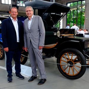 Innung Mittelfranken: Geschäftsführer Stefan Schaller (l.) und Obermeister Karl-Heinz Breitschwert (jun.) freuten sich über die guten Gespräche beim Sommerempfang. (Bild:  Zietz – »kfz-betrieb«)