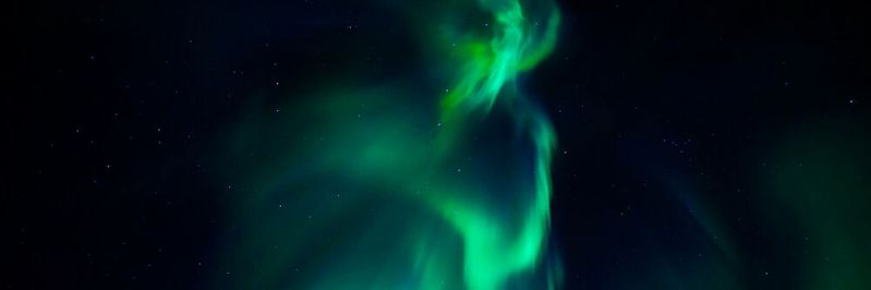 Die Lichtwerscheinung Aurora borealis kommt durch eine Wechselwirkung von energiereichen geladenen Teilchen aus der Magnetosphäre und dem Erdmagnetfeld zustande eine flüchtige Angelegenheit 'grünen Stroms'. Die Lichtwerscheinung Aurora borealis kommt durch eine Wechselwirkung von energiereichen geladenen Teilchen aus der Magnetosphäre und dem Erdmagnetfeld zustande eine flüchtige Angelegenheit 'grünen Stroms'.