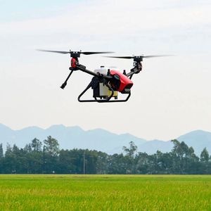 Die Landwirtschaftsdrohne V40 hat nur zwei Rotoren, bietet aber die Möglichkeit, sie nach vorne und hinten zu kippen. 