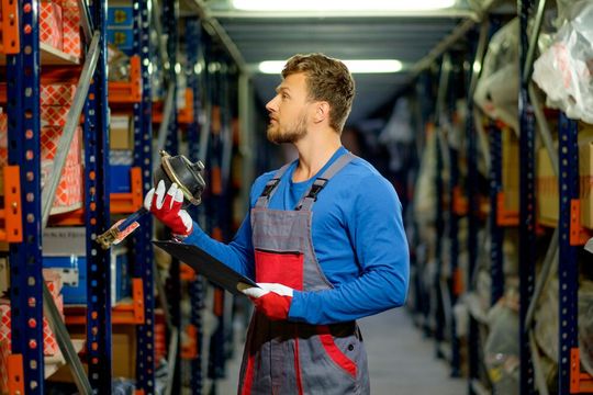 Bei OEM ist der Lagerbestand ein beträchtlicher Teil des gebundenen Kapitals. Bei OEM ist der Lagerbestand ein beträchtlicher Teil des gebundenen Kapitals.