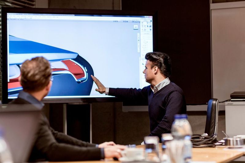 Nunzio La Vecchia, Chief Technology Officer und Testfahrer, im Gespräch mit den Designern. (Bild: Nano Flowcell)