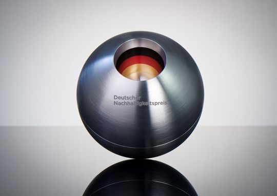 Wer holt sich in diesem Jahr den Award für Nachhaltigkeit? Die Vogel Communications Group (VCG) freut sich bekanntgeben zu dürfen, ab sofort Exklusivpartner des Deutscher Nachhaltigkeitspreis e. V. (DNP) zu sein.(Bild:  F. Fendler)