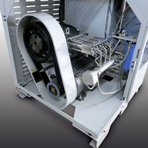 Blick in auf den Riemenantrieb der Triline TL-I 30 von KMT Waterjet. Diese Technik eigne sich besonders gut, wenn die Maschine als eigenständige Pumpe eingesetzt wird und dabei die Hochdruckpumpe als Wasserdruck-Generator im Dauerbetrieb fungiert.