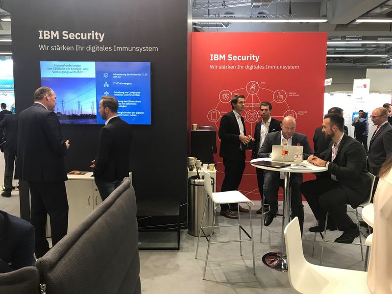 IBM Security  Mit IBM Security reagiert eines der bekanntesten IT-Unternehmen der Welt auf den stetig steigenden Bedarf nach Cybersicherheit. In diesem Sektor setzt das Unternehmen auf einen ganzheitlichen Sicherheitsansatz, im Speziellen unter anderem auf das Potential Künstlicher Intelligenz. Dieses ermöglicht es, Cyberbedrohungen bis zu 60-mal schneller zu erkennen und in kürzester Zeit auf diese zu reagieren. So will sich die Firma dem Wandel hinsichtlich der Qualität solcher Bedrohungsszenarien stellen und es ermöglichen, menschliche Kapazitäten im Bereich Analyse und Response taktisch gezielter einsetzen zu können.  Mehr Informationen unter 