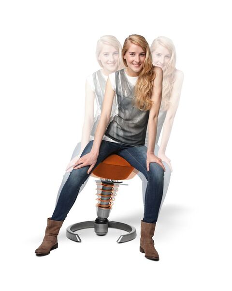Der 3D-Aktiv-Stuhl sorgt für mehr als doppelt so viel Bewegung wie auf konservativen Bürostühlen und fördert die gleichzeitig freie, natürliche Bewegungen beim Sitzen inklusive Schwingen. (Aeris/Gisela Schenker)