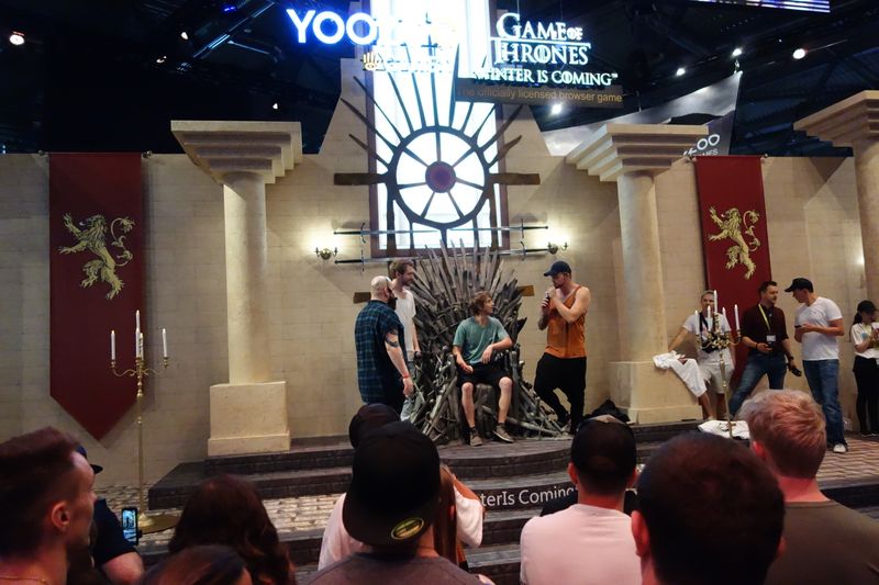 Um einmal auf den Thron zu sitzen, standen die Leute gerne an. (Bild: IT-BUSINESS)