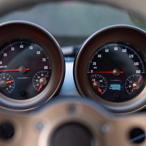 Abgesehen vom Basispreis fallen auch die Preise für Extras happig aus. So schlägt z. B. ein Indoor-Cover zum staubfreien Aufbewahren des edlen Fahrzeugs mit 3.900 Euro ins Kontor.(Bild:  Totem Automobili)