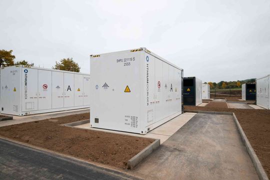 Die Container bilden einen der ersten netzbildenden Großbatteriespeicher im europäischen Verteilnetz. (Bild:  Schoenergie/Jennifer Weyland)