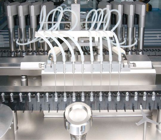 (Auf den Abfüll- und Verpackungsanlagen von Bausch+Ströbel werden flüssige und pulverförmige Arzneimittel in Spritzen, Vials, Karpulen oder Ampullen abgefüllt. Bild: Bausch+Ströbel)