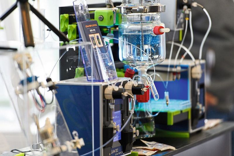 Auch kleinere Reaktorsysteme sind ausgestellt.    Mehr Infos zu den kommenden LAB-SUPPLY-Messen finden Sie auf www.lab-supply.info (Bild: Stefan Stark)