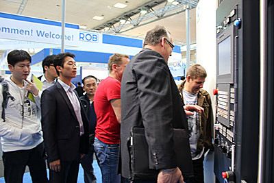 Reger Andrang bei einer Weltpremiere: ... (Archiv: Vogel Business Media)