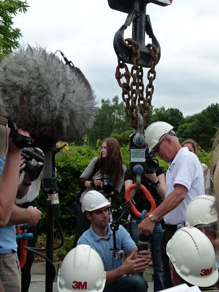Die Stahlbolzen werden eingehangen. (Bild: Juliana Pfeiffer)