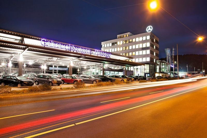 Der Mercedes-Vertreter aus Siegen baut seinen Ersatzteilvertrieb im Internet sukzessive aus und entwickelt diese Sparte zu einem wichtigen Ertragsbringer im Unternehmen. Gespart hat die Bald AG aber an einer anderen Stelle. Er modernisierte seinen Hauptbetrieb in Siegen und stellte die Heizung auf ein Blockkraftheizwerk um. Das machte sich sofort in niedrigeren Kosten bemerkbar. (Bald)