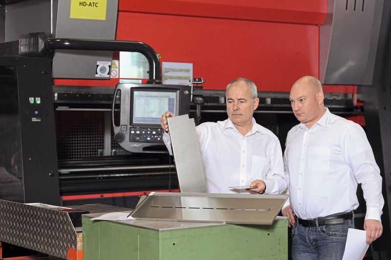 Geschäftsführung erweitert: Die Rehm Blech Tec GmbH hat ihren langjährigen Werksleiter Thomas Hack (rechts) befördert. Seit dem 10.2.2022 leitet Hack als Geschäftsführer zusammen mit Johannes Rehm (links), geschäftsführender Gesellschafter Rehm Blech Tec, das Unternehmen für Blechbearbeitung. (Bild: Rehm Blech Tec)