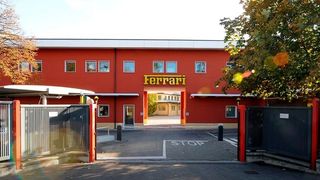 Lauf Perdchen lauf! Ferrari verkauft zwar weniger Autos, doch der Gewinn ist deutlich angestiegen – allen Analystenerwartungen zum Trotz. Erfahren Sie hier, was den Italienern derzeit den Rücken stärkt ... (Bild: Ferrari)