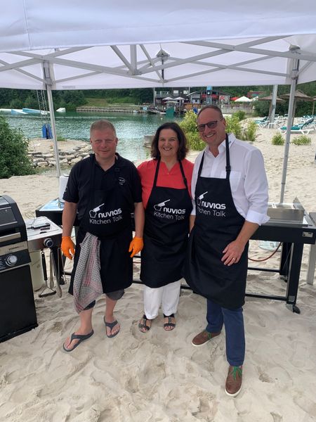 Stephan Koloczek, europäischer Grillmeister mit Lilli Kos und unserem Gastgeber Steffen Brieger (Nuvias) kämpfen in München gegen Hamburg an. (Bild: IT-BUSINESS)