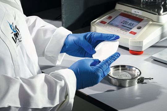 Forschende am IAMT arbeiten an innovativen Membranmaterialien, die Wasser hindurchlassen und Schadstoffe zurückhalten. Die Nanofiltration ist ein druckgetriebenes Verfahren, bei dem die Poren der Membranen nur wenige Nanometer messen.(Bild:  Cynthia Ruf, KIT)