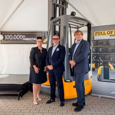 Aufstellung zur Übergabe des 100.000sten aufgearbeiteten Gebrauchtstapler (v.l.): Jungheinrich-Vertriebsvorständin Nadine Despineux, MVN-Geschäftsführer Giuliano Santi und Tino Alban, Werkleiter Jungheinrich-Gebrauchtgeräte-Zentrum Dresden. (Bild: Jungheinrich)