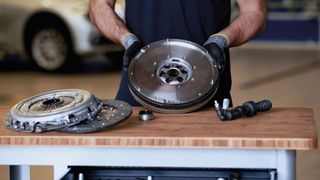 Zweimassenschwungräder für viele Pkw-Modelle sind im Ersatzteilprogramm von ZF Aftermarket zu haben. (Bild: ZF)