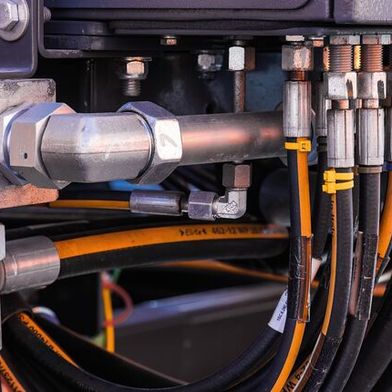 Hydraulikschlauchleitungen müssen sicher funktionieren und regelmäßig geprüft werden. Das Full-Service-Konzept von Schmitter Hydraulik soll das erleichtern.  (Bild: © Konstantin - stock.adobe.com)