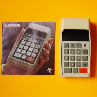 Der Ein-Chip-Taschenrechner TI-2500, auch bekannt als "Datamath", war 1972 das erste kommerziell erhältliche Gerät seiner Art von Texas Instruments. Er erschien nur wenige Monate nach Einführung handlicher, chip-basierter Taschenrechner auf dem Weltmarkt und verfügte bereits über ein LED-Display. 