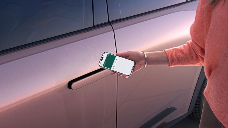 Das neue Flaggschiff lässt sich mit dem Smartphone öffnen. Die Türgriffe sind in der Außenhaut versenkt – eine Technik, die in China gerade verboten wird. (Bild: Skoda)