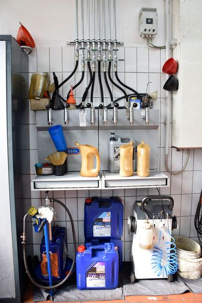 Professioneller Ölverteiler: Die Ölversorgung der Werkstatt ist eine Eigenkonstruktion des Geschäftsführers. (Bild: »kfz-betrieb« / Rubbel)