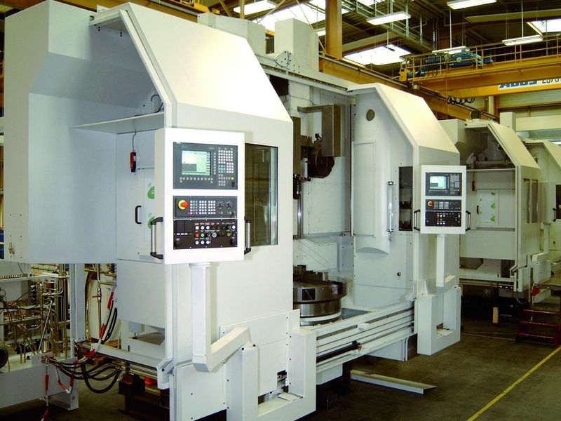 Die Vierachsen-Vertikaldrehmaschine VDM 120 RW mit zwei Kreuzschlitten, die gleichzeitig die Rundum-Drehbearbeitung am Eisenbahnrad vornehmen. Bild: Hüller Hille (Archiv: Vogel Business Media)