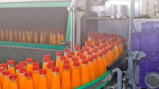 Bei der Saftherstellung (hier ein Tunnel-Pasteur von ITT Lowara) kommen ausgeklügelte Verfahren zum Einsatz. (Bild: ITT Lowara)