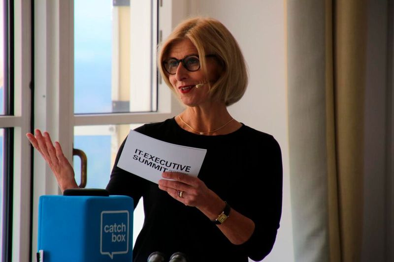 Daniela Schilling, Leiterin der Vogel IT-Akademie, und... (Bild: Vogel IT-Akademie)