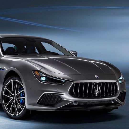 Im Oktober kommt der aufgefrischte Maserati Ghibli auch in einer Hybridversion auf den Markt.(Bild:  Maserati)