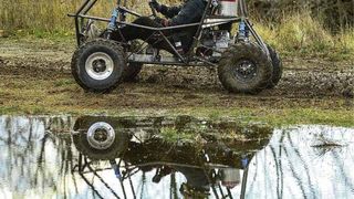 de-2021-03-700-bluejayracing-driving-cmyk-300dpi (Quelle: Blue Jay Racing)