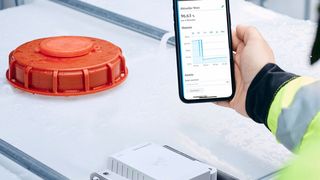 Mit dem Füllstandsmessgerät Micropilot FWR30 von Endress+Hauser wird eine intelligente Bestandsüberwachung von Flüssigkeiten möglich – auch bei bestehenden Anlagen. (Endress+Hauser)