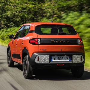 Das neue Karosserie-Design im bulligen Stil des großen SUV Duster steht dem nur 3,70 Meter langen Fünftürer gut.(Bild:  Dacia)