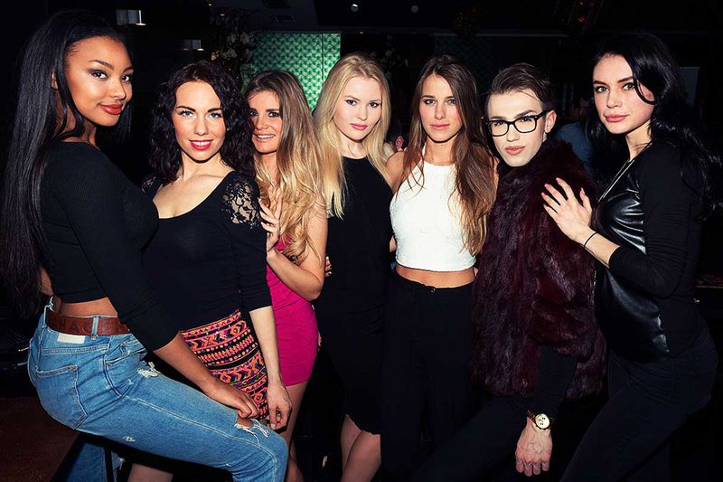 (2. v. r.) Blogger Chris Hanisch mit Models posen um die Wette. (Bild: WZN)