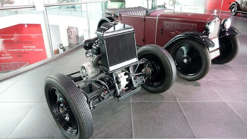 Der DKW F 1 ist ein Kleinwagen, den die Zschopauer Motorenwerke J. S. Rasmussen 1931 auf den Markt brachten. Der Pkw mit Zweizylinder-Zweitaktmotor war einer der ersten serienmäßig hergestellten Pkw mit Frontantrieb und damit ein Meilenstein in der Entwicklungsgeschichte des Automobils. Wie alle weiteren „Frontwagen“ (geschützter Name) der ab 1932 zur Auto Union gehörenden Marke DKW wurde der F 1 im Audi-Werk in Zwickau gebaut, während die DKW-Automobile mit Hinterradantrieb im Werk Spandau hergestellt wurden.  (Bild: Dominsky – VCG)