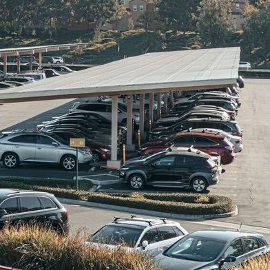 Was heute noch reine Parkfläche ist, könnte künftig einen wichtigen Beitrag zur lokalen Energieversorgung leisten. (Bild: frei lizenziert)