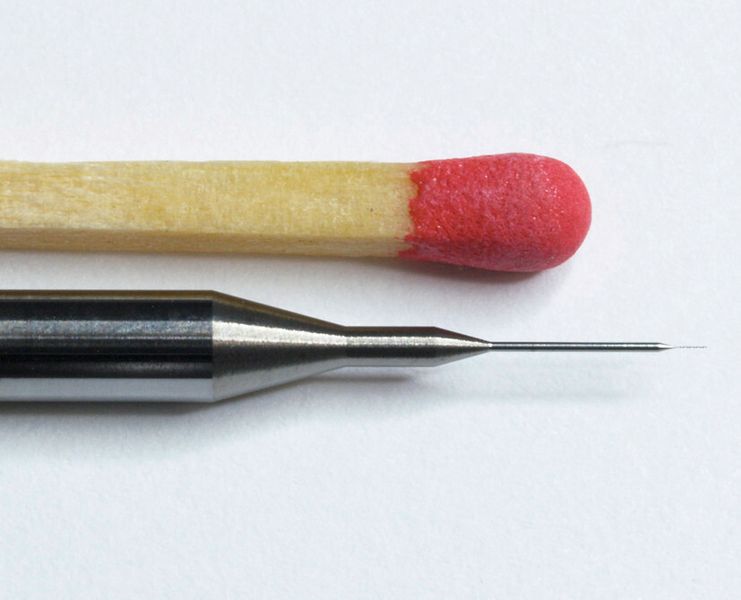 Das vorgestellte Lasermesssystem vermisst auch kleinste Werkzeuge direkt im Bearbeitungszentrum; im Bild ein Mikrobohrer mit 50 µm Durchmesser, 20 x D. (Bild: Blum)