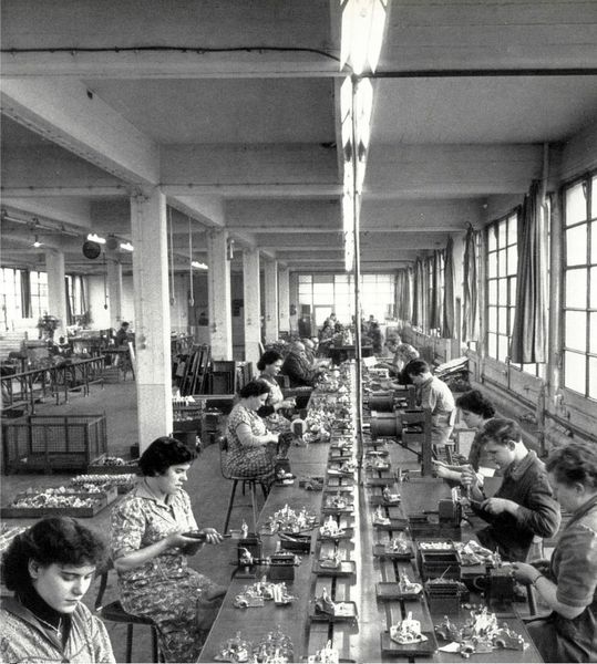 Henry Ford lässt grüßen: Schlossmontage am Kieckert-Fließband... (Bild: Kieckert)