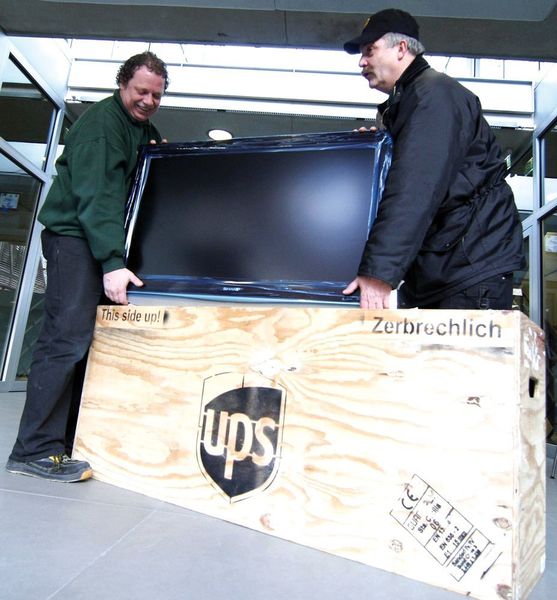 Sowohl die Abholung als auch die Zustellung nach der Reparatur erfolgt im Zwei-Mann-Handling, um eine sichere Abwicklung zu gewährleisten. (Archiv: Vogel Business Media)