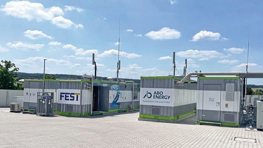 Das Wasserstoffprojekt in Hünfeld-Michelsrombach besteht aus Elektrolyseur,  
Tankstelle und Trailer-Abfüllstation. (Bild: Jumo)