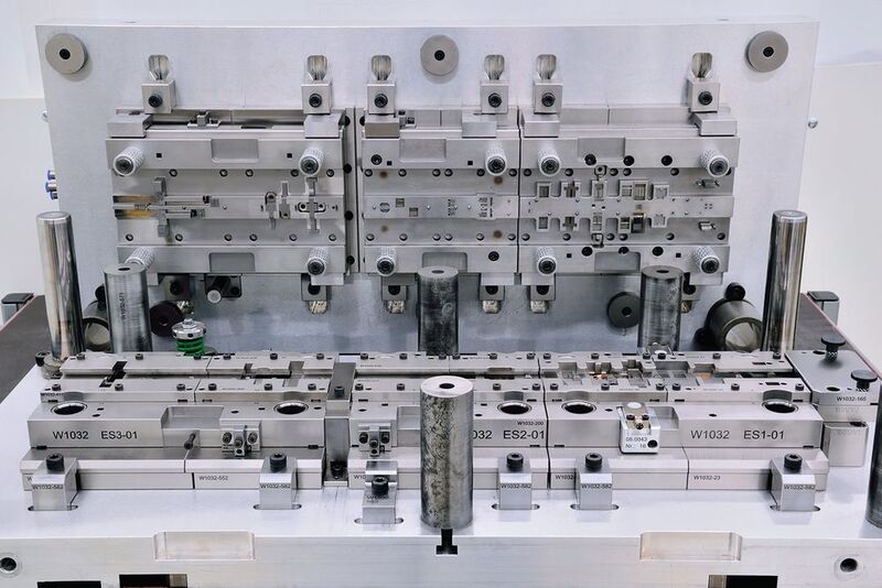 Beim Lohnfertiger in Füssen mit der CAD/CAM-Software Visi konstruiertes Folgeverbundwerkzeug zum Fertigen der Kontaktfedern aus Blechband auf Stanzautomaten in Großserie.  (Zetka AG)