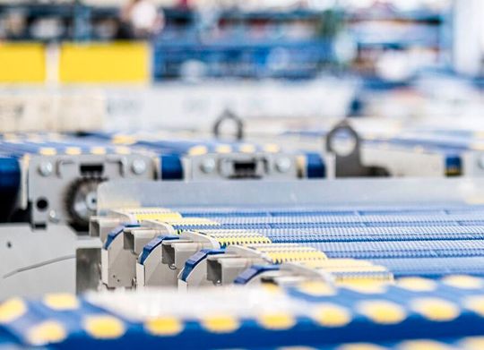 Die Dücker-Gruppe aus Langenfeld ist bekannt für ihre Transportsysteme im Bereich Fördertechnik für Wellpappe. Eigentlich gut aufgestellt, geriet Dücker dennoch ins Straucheln. Doch mit der Beratung von Falkensteg konnte man die Insolvenz abschmettern.(Bild:  Dücker-Gruppe)