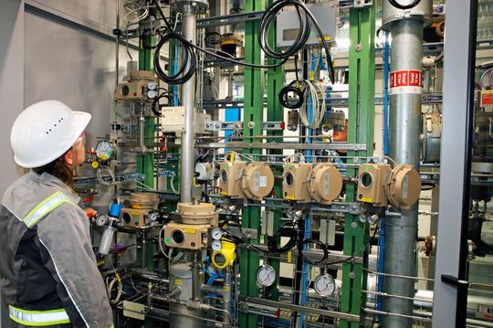 Die Pilotanlage demonstriere die Vorteile der neuen Technologie. (Bild:  Evonik)