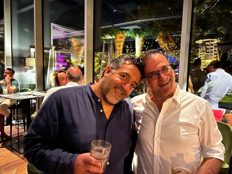 Wenn Erkan Sekerci, iiyama, in der Nähe ist, dann ist Deniz Üstün, e-systems, ganz handsam. (Bild: Vogel IT-Medien GmbH)