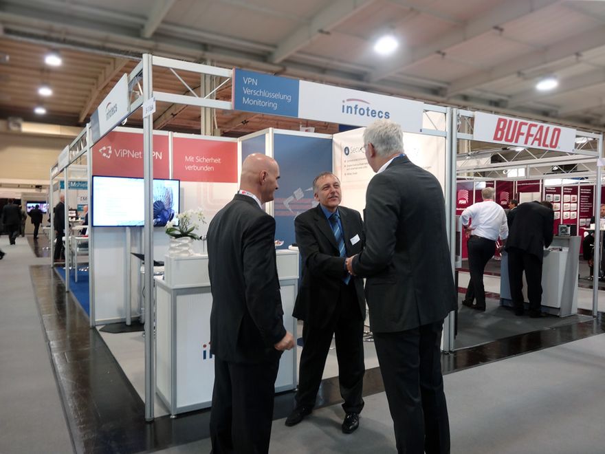 03_SecurityEssen2014_Infotecs_Sales_Manager_Josef_Waclaw_im_Gespraech_mit_Kunden ()