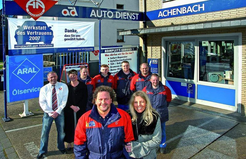 Für Sandra und Frank Achenbach (vorne) und das Serviceteam des Wattenscheider AD-Autodienst-Betriebs haben die Wünsche der Kunden oberste Priorität. (Archiv: Vogel Business Media)